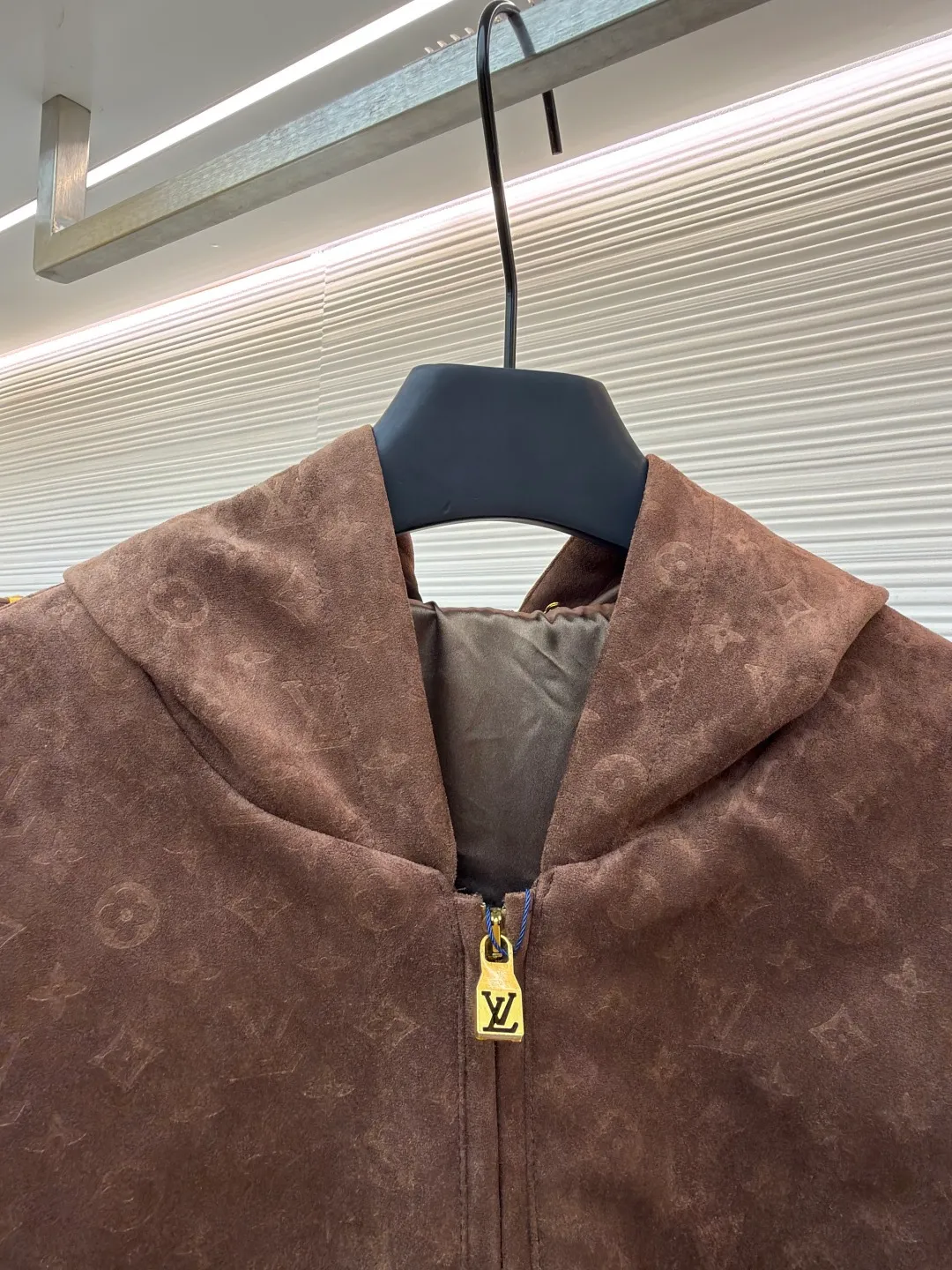 LOUIS VUITTON all-over printed hooded jacket ●Original version: 46000 purchased and developed ●Item number: 1682362-C10 ●Fabric: cotton fabric ●Technology: Fleece production ●Color: brown ●Version: fitted version ●Weight: about 1245 grams ●Size: S-M-L-XL ●Description: This Louis Vuitton brown hooded jacket is made of high-end imitation suede fabric, which is treated with frosting to form a fine suede texture. It is soft to the touch and has a natural matte luster. The surface of the fabric is embossed to present the brand's classic presbyopia pattern. The embossing depth is even, and the pattern outline is clear and not easy to fall off. The body is opened and closed with a two-way metal zipper, and the zipper pull is a brand-customized gold-plated style that has been treated with antioxidants to prevent fading. The hood is three-dimensionally cut, and is lined with breathable lining inside to improve wearing comfort; the cuffs and hem are edged with high-elastic ribs, and the ribs and body fabric are sewn with double-needle stitching for high firmness. The overall shape is a loose shoulder design, and the cut pieces have been adjusted through many trials. The splicing between the shoulders and the body uses a buried clip process to make the lines smooth and reduce wearing friction. Every detail has been strictly quality controlled to take into account both design and practicality. The overall wiring is straight and delicate, the fabric is comfortable and soft, and the color is consistent without color difference. It can be matched with the same style to create a fashionable look and control various occasions. Customized accessories, complete with three standards, same style for men and women!